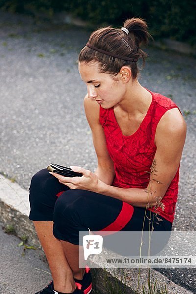 Fitnesstraining  Frau  Handy  Kleidung  Telefon  halten