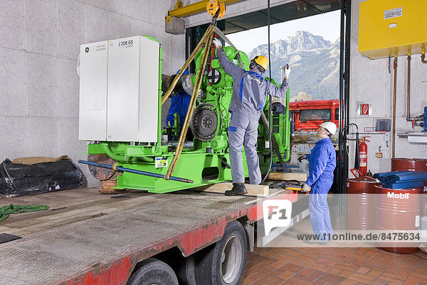 Service-Einsatz bei GE-Energy  Gasmotor zur Stromerzeugung wird nach vorgegebenen Betriebsstunden getauscht und repariert  fertig reparierter Motor wird ausgeliefert  Klärwerk Strass im Zillertal  Nordtirol  Österreich
