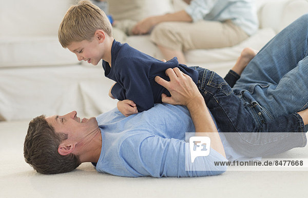 Interior  zu Hause  Menschlicher Vater  Sohn  5-9 Jahre  5 bis 9 Jahre  spielen