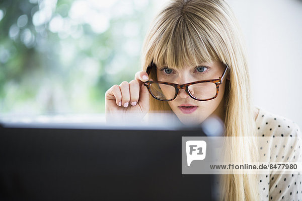 Frau , Computer , arbeiten , Kleidung