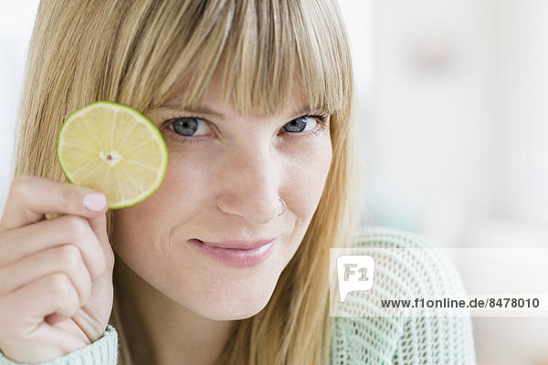 Portrait , Frau , halten , Scheibe , Limette