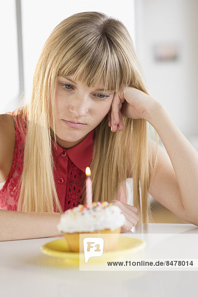 Frau , sehen , Geburtstag , cupcake