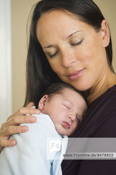 Neugeborenes  neugeboren  Neugeborene  Portrait  halten  Mutter - Mensch  Baby