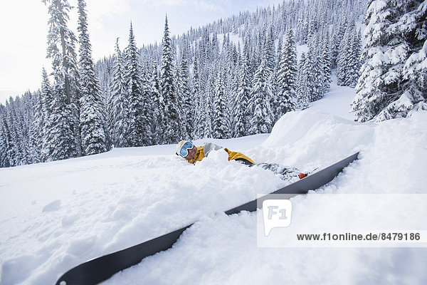 liegend  liegen  liegt  liegendes  liegender  liegende  daliegen  Skifahrer  Schnee