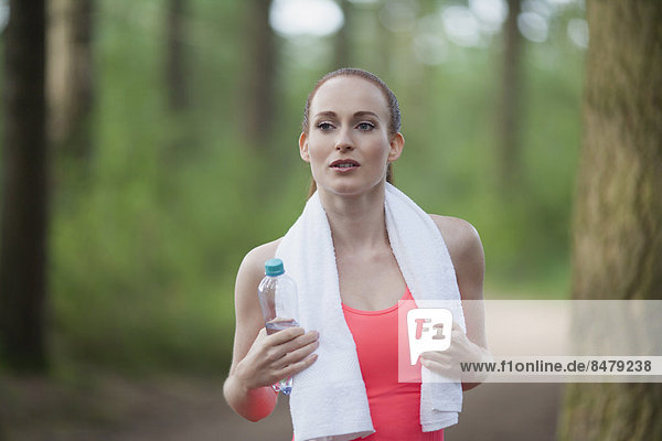 Portrait of Frau hält Flasche Wasser