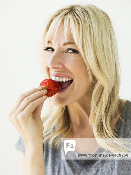 Frau  Frische  Erdbeere  essen  essend  isst