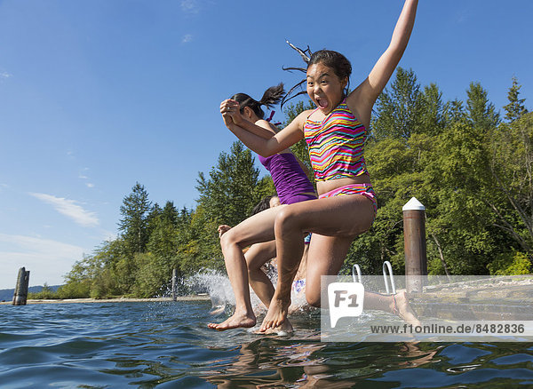 Zusammenhalt  See  springen  Mädchen