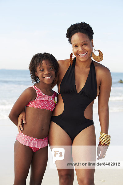 lächeln  Strand  schwarz  Tochter  Mutter - Mensch