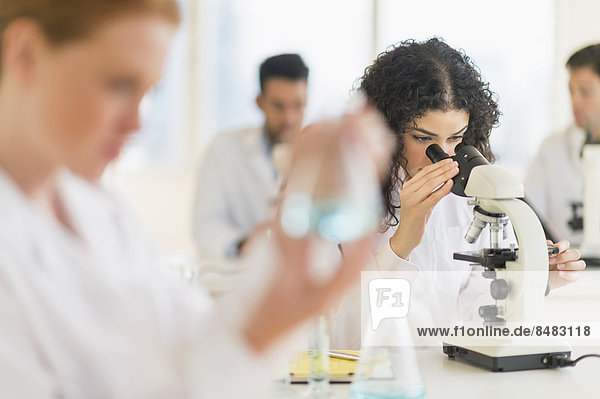 Wissenschaftler schaut in Mikroskop