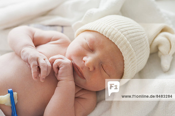 liegend  liegen  liegt  liegendes  liegender  liegende  daliegen  Neugeborenes  neugeboren  Neugeborene  Europäer  Decke  Baby