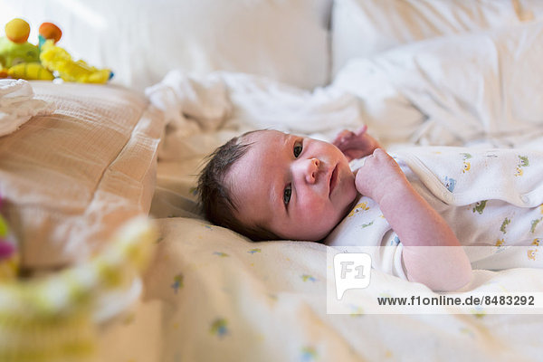 liegend liegen liegt liegendes liegender liegende daliegen Neugeborenes neugeboren Neugeborene Europäer Junge - Person Bett Baby