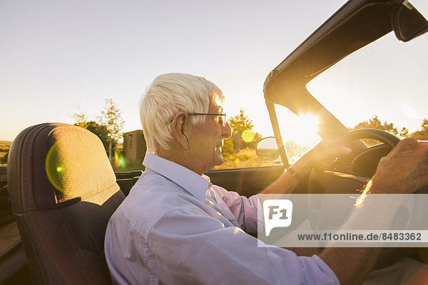 Senior  Senioren  Europäer  Mann  Cabrio  fahren