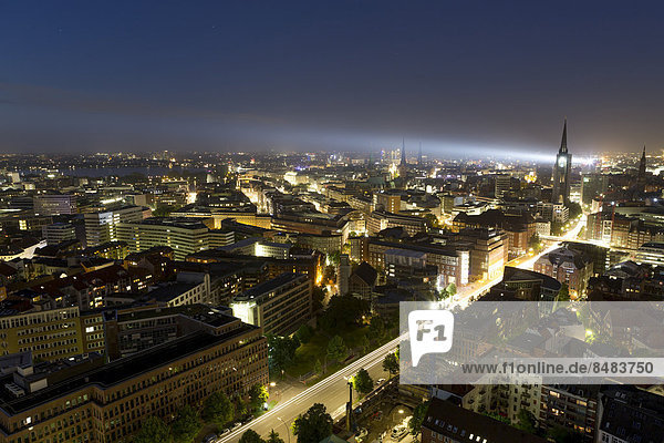 Nachtaufnahme  Ausblick auf St. Nikolai  Innenalster und das Rathaus  Hamburg  Deutschland