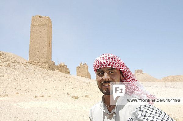 Beduine  hinten ein Turmgrab  antike Stadt Palmyra  Distrikt Palmyra  Gouvernement Homs  Syrien