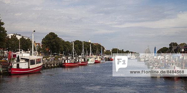 Fishing boats at the Unterwarnow Estuary  harbour  Warnem¸nde  Rostock  Mecklenburg-Western Pomerania  Germany