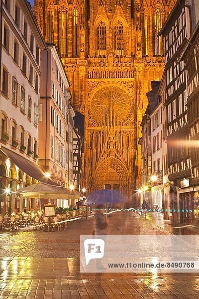 Frankreich  Europa  dippen  Straße  Regen  Kathedrale  frontal  Elsass  Bas-Rhin  Straßburg