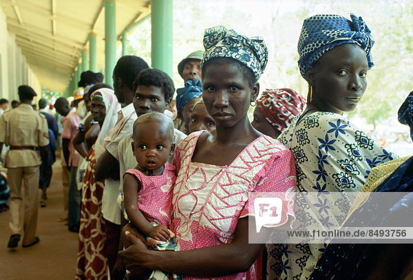 Ländliches Motiv ländliche Motive anstehen Schlange Frau Krankenhaus Gambia