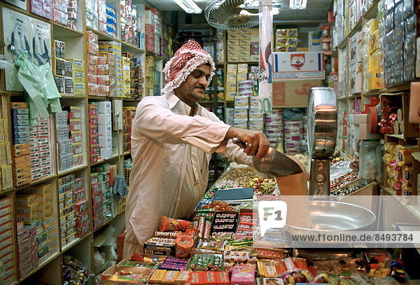 niedlich  süß  lieb  Lebensmittelladen  Großstadt  Gewicht  Laden  Kunde  Süßigkeit  Einzelhandelsberuf  Kuwait