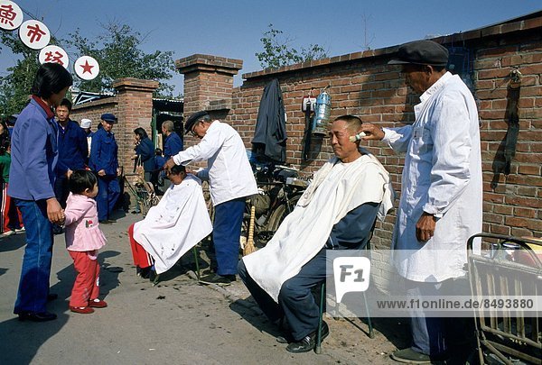 Peking  Hauptstadt  Seifenschaum  Schaum  benutzen  Mann  arbeiten  sehen  Junge - Person  schneiden  jung  Laden  1  Außenaufnahme  Rasur  China  Friseur  Mutter - Mensch  Bürste  Haar  alt
