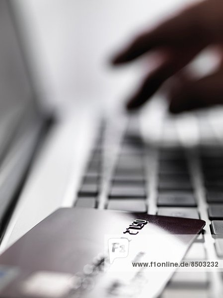 Hand tippen Konto Details auf dem Laptop zu veranschaulichen Internet-Shopping und Internet-Betrug