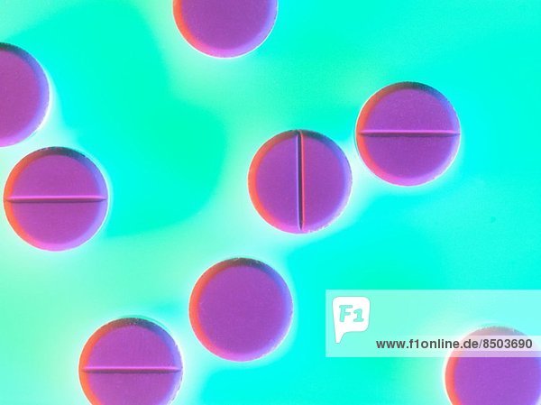 Tabletten auf farbigem Hintergrund