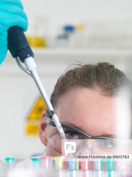 Wissenschaftler pipettieren Probe in ein eppendorf Fläschchen im Labor