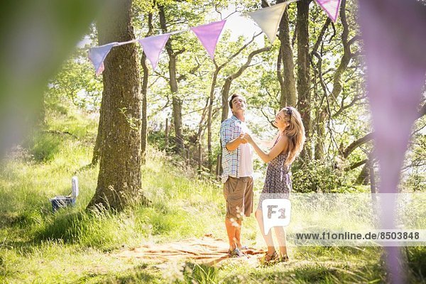 Junges Paar tanzt im Wald