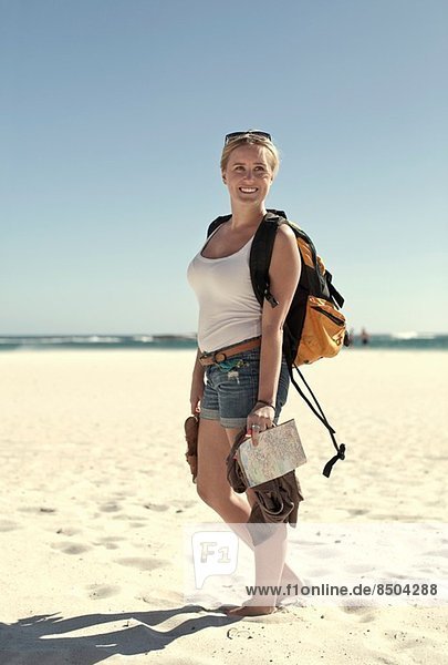 Junge Frau an der Küste Kapstadt Südafrika