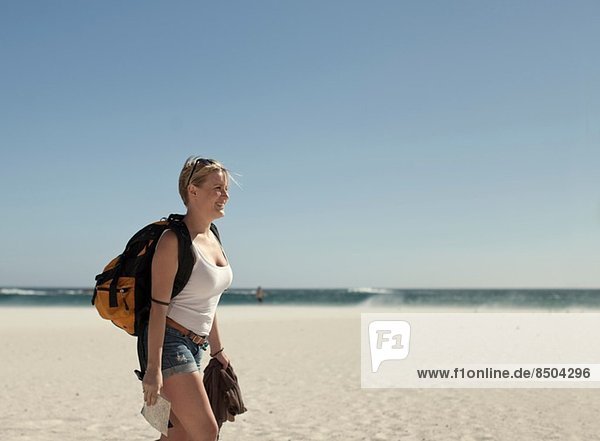 Junge Frau am Strand Kapstadt Südafrika