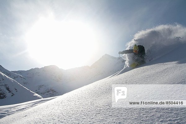 Skifahrer abseits der Piste in Kuhtai  Tirol  Österreich
