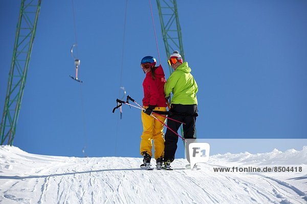 Skifahrer am Schlepplift in Kuhtai  Tirol  Österreich