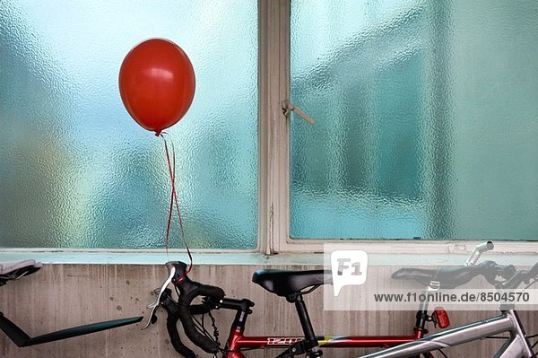 Roter Ballon am Fahrrad befestigt