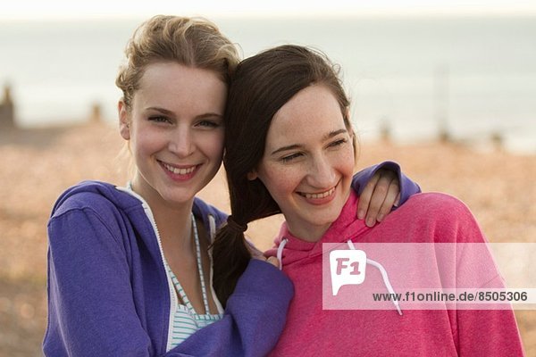 Zwei junge Freundinnen am Strand von Whitstable  Kent  UK