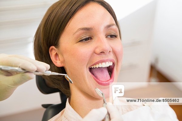 Frau beim Zahnarzt mit geöffnetem Mund