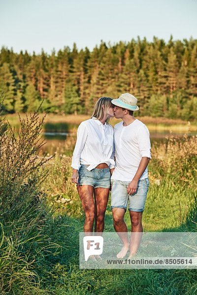 Romantisches junges Paar küsst sich  Gavle  Schweden