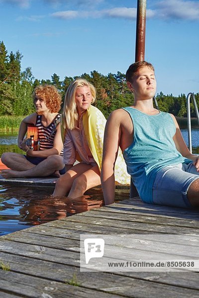 Drei junge erwachsene Freunde am Pier  Gavle  Schweden