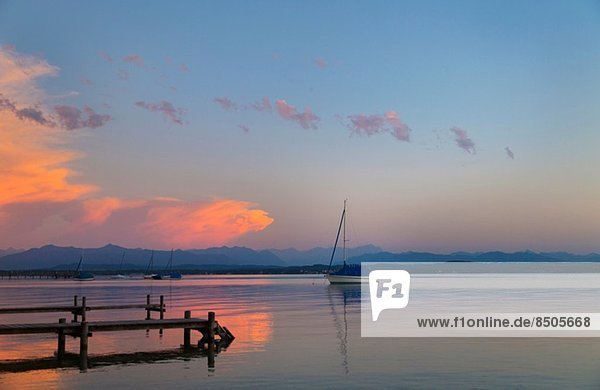 Blick auf die Yacht bei Sonnenuntergang auf dem Starnberger See  Bayern  Deutschland
