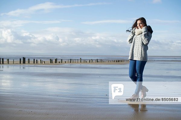 Junge Frau am Strand  Brean Sands  Somerset  England