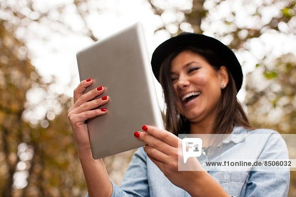 Frau mit digitalen Tablette