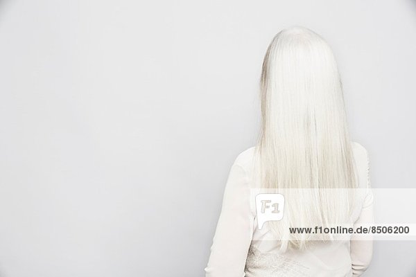 Rückansicht Studio-Porträt einer älteren Frau mit langen grauen Haaren