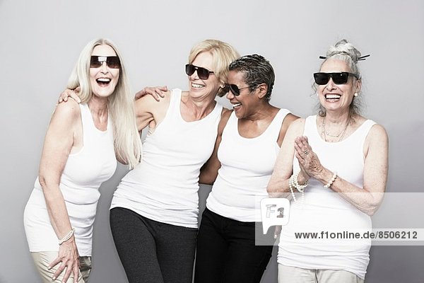 Studio-Porträt von Seniorinnen mit Sonnenbrille