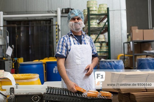 Mann verpackt veganen Käse im Lagerhaus