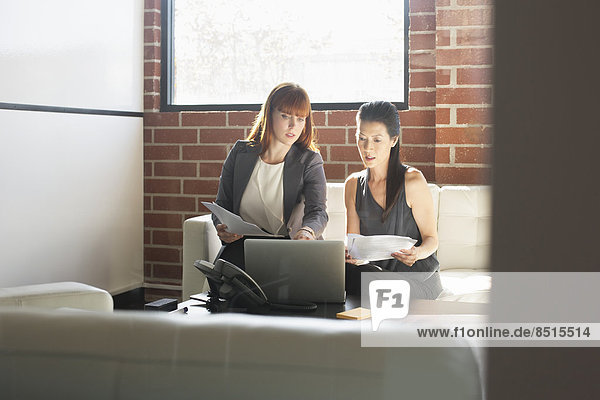 Zwei Geschäftsfrauen arbeiten zusammen im Büro