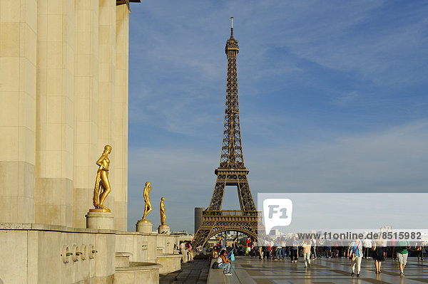 Goldene Statuen am Palais de Chaillot mit dem Eiffelturm  Place du Trocadero  16. Arrondissement  Paris  Frankreich
