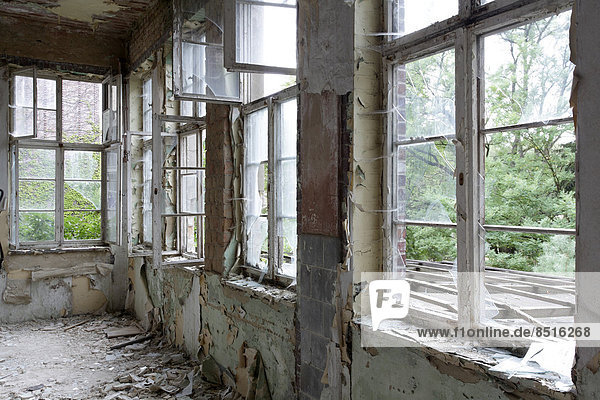 Fenster Wohnhaus Ruine Brandenburg zerbrochen Deutschland