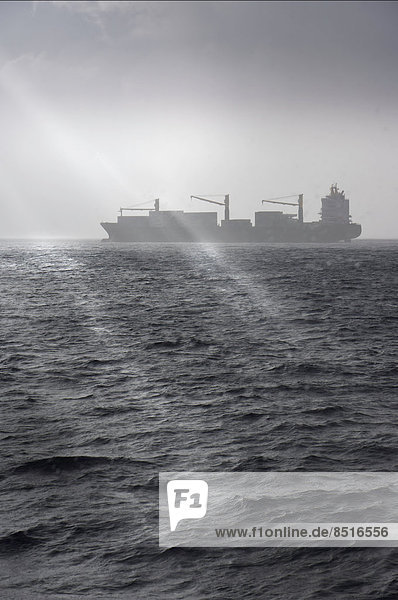 Containerschiff bei schlechtem Wetter auf hoher See vor Afrika  Indischer Ozean