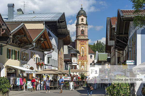Glockenturm der Pfarrkirche St. Peter und Paul mit Lüftlmalerei  Mittenwald  Werdenfelser Land  Oberbayern  Bayern  Deutschland