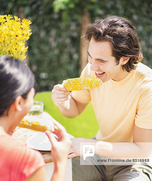 Mais Zuckermais Kukuruz Außenaufnahme essen essend isst Maiskolben freie Natur