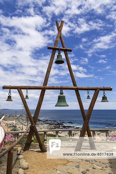 Glockengestell  Wohnsitz von Pablo Neruda  Isla Negra  Pazifikküste  Chile
