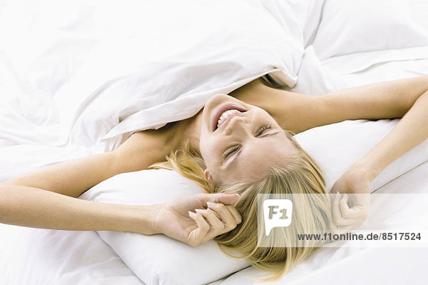 Frau  lächeln  strecken  Bett